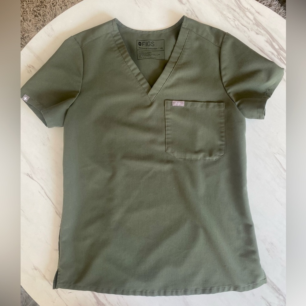 FIGS Catarina one pocket scrub top - XS - olive color